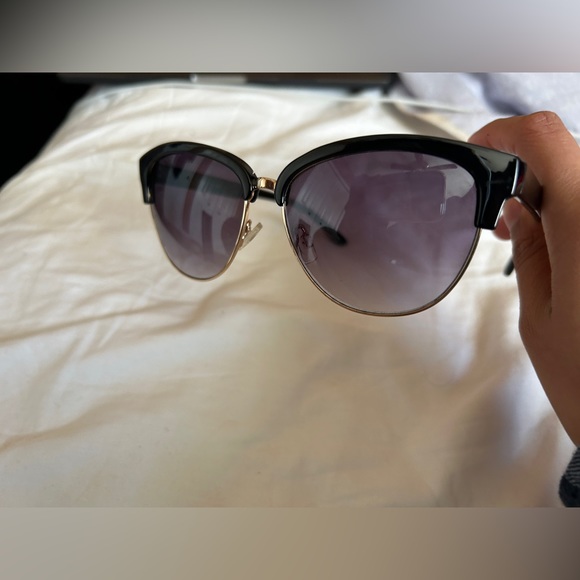 Sunglasses with beautiful gold detailing - Picture 4 of 6